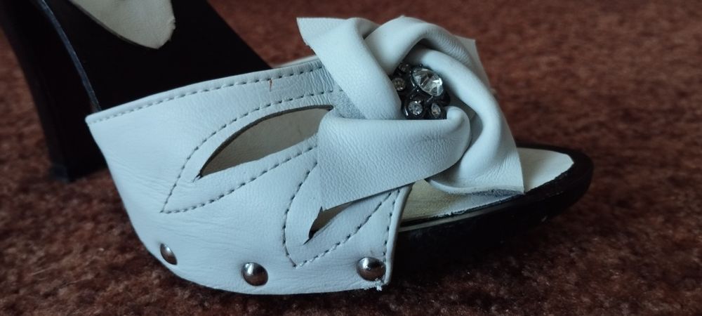 Кожаные белые шлепки