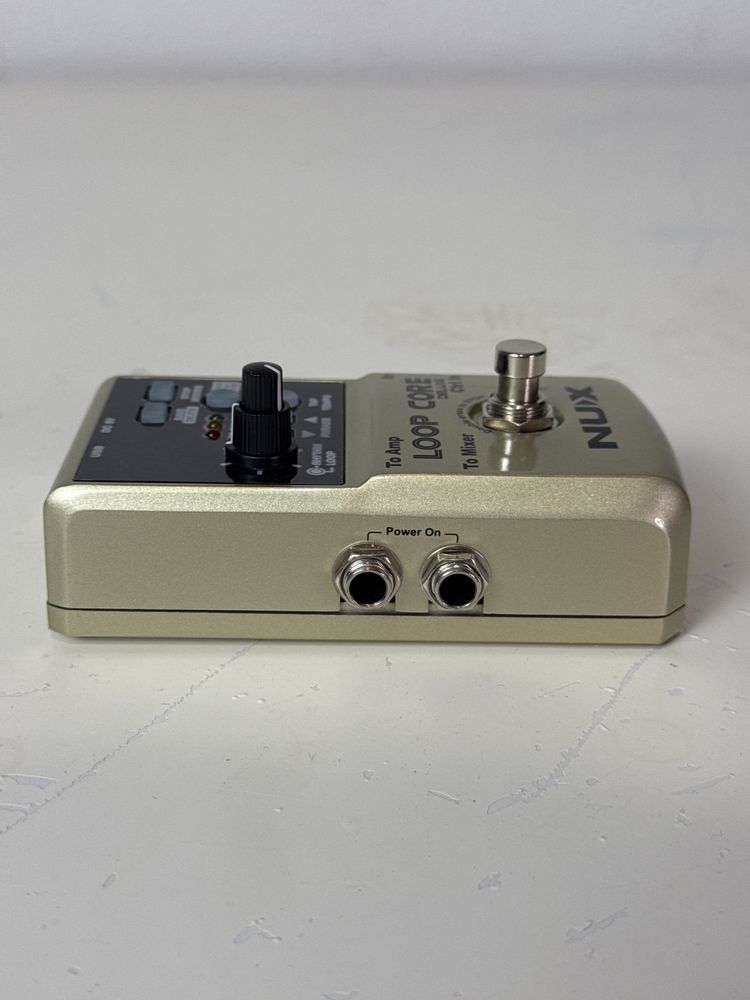 Pedal de efeito Nux Loop Core Deluxe avariado