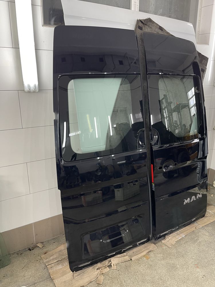 Задні чорні двері зі склом Volkswagen Crafter 2 MAN TGE (2023)