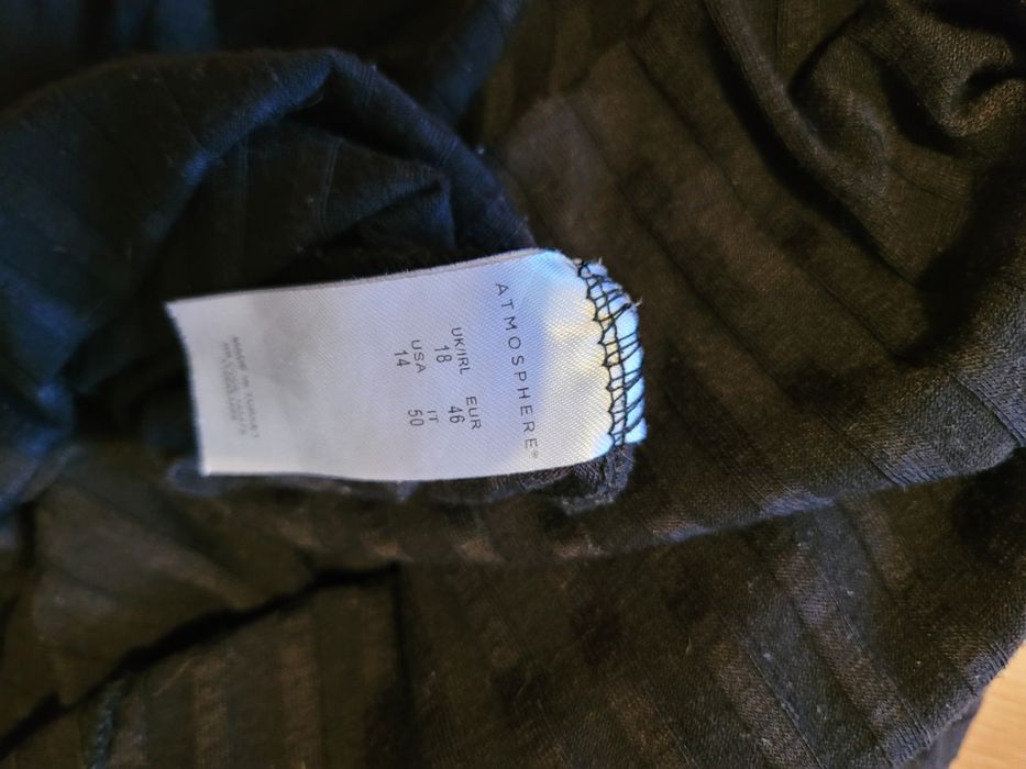 Czarna bluzka z ciekawymi rękawami Atmosphere rozm.2 odkryte ramiona