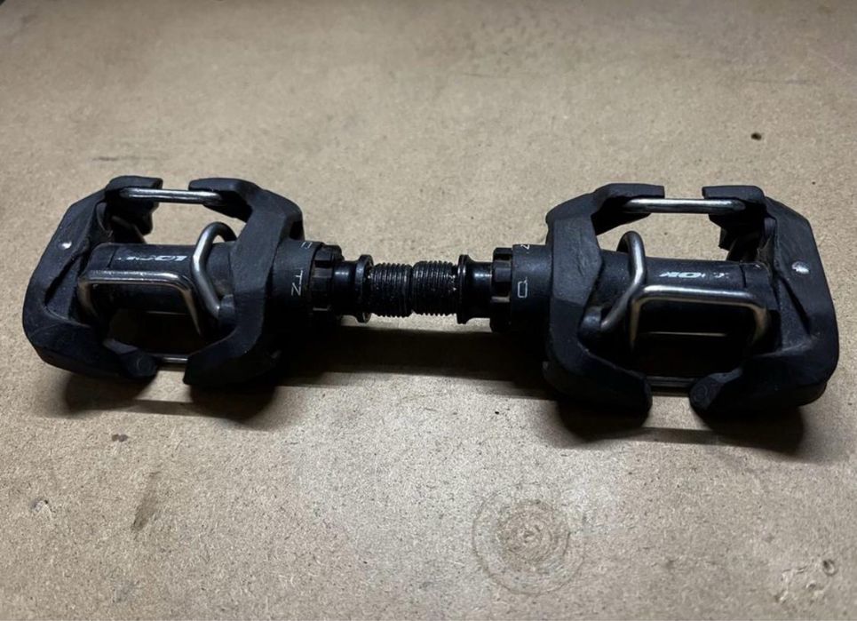 Pedais de encaixe, avanco e volante