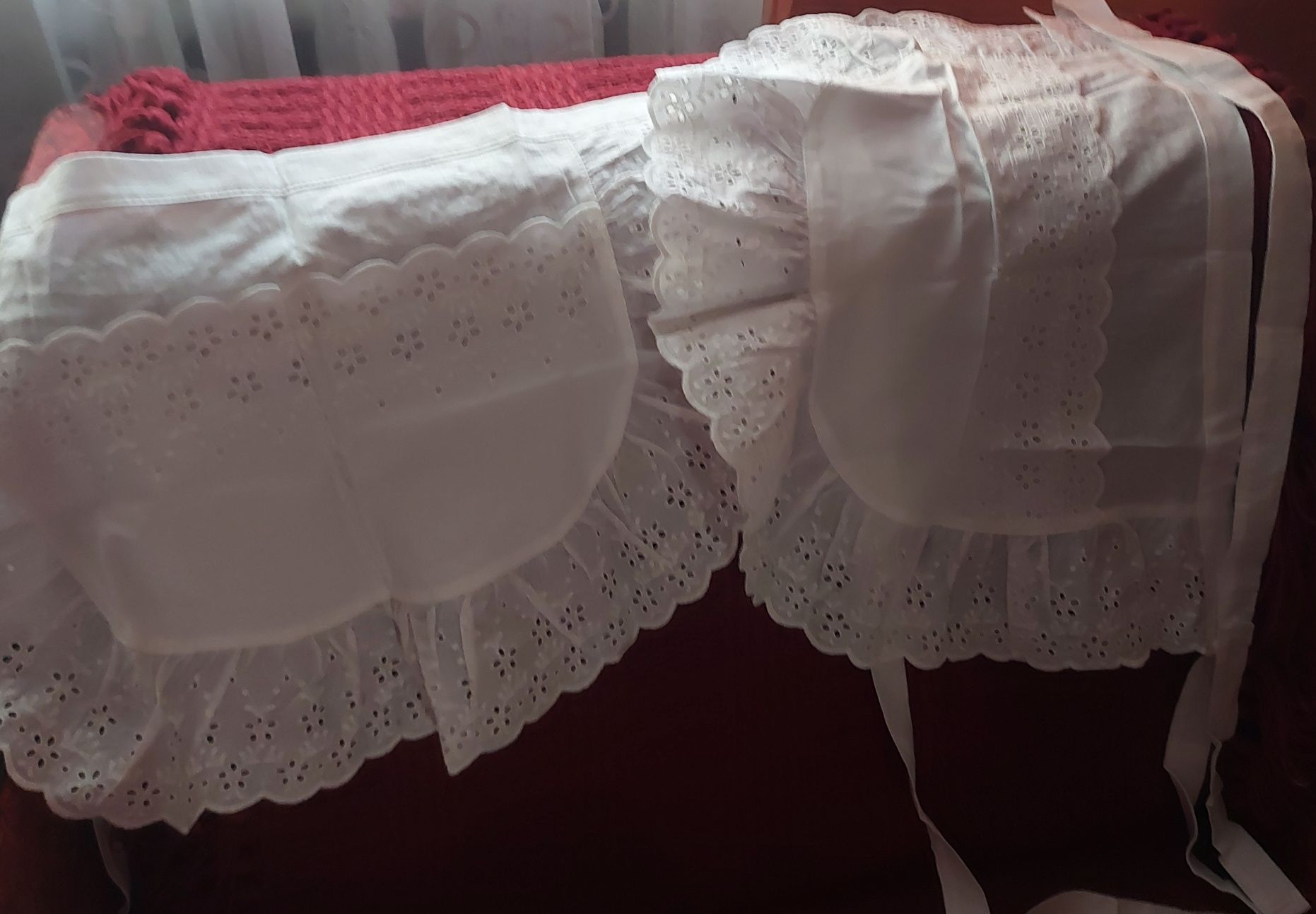 Tradycyjne haftowane nowe  fartuszki