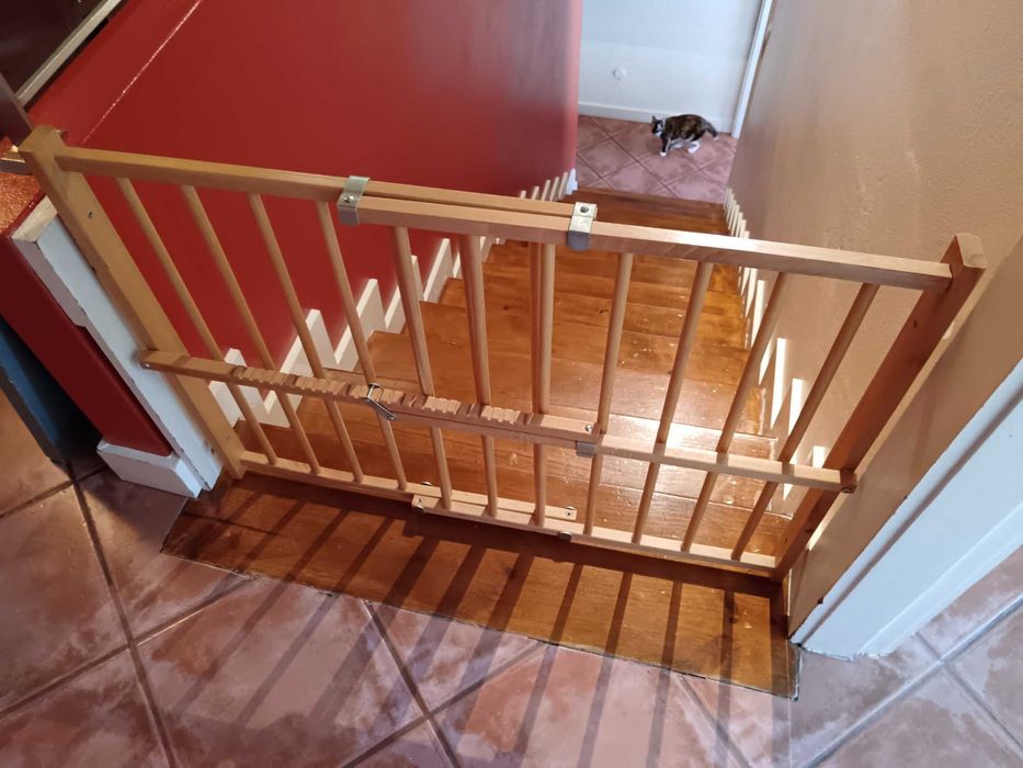 Grade para bebés da Chico, ajustável e robusta