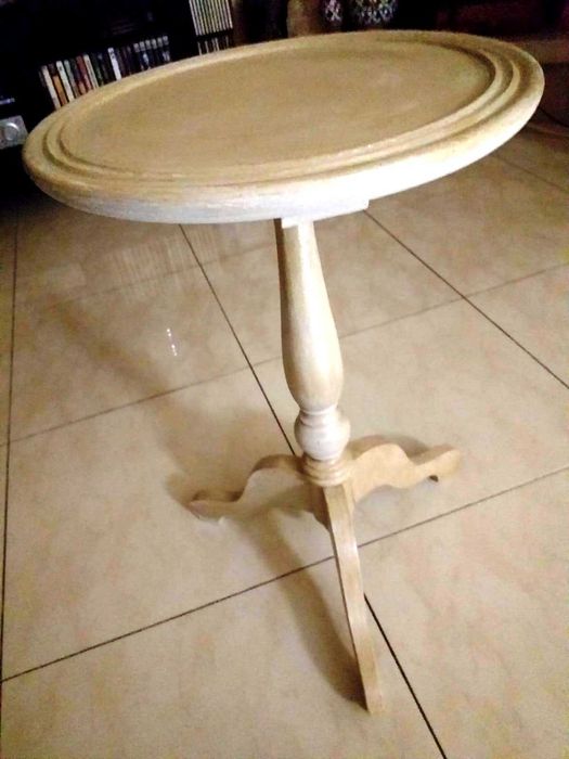 Conjunto de espelho, cadeira e mesinha de apoio. As 3 peças 200 €.