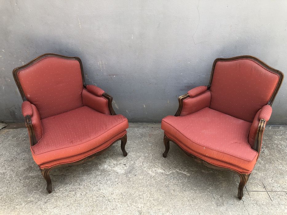Par de cadeirões / fauteiils em madeira maciça e estofo vermelho