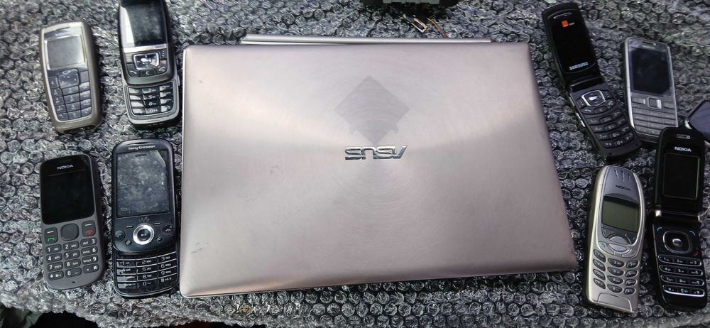 Sprzedam zestaw starych telefonów komórkowych, smartwatcha oraz laptop