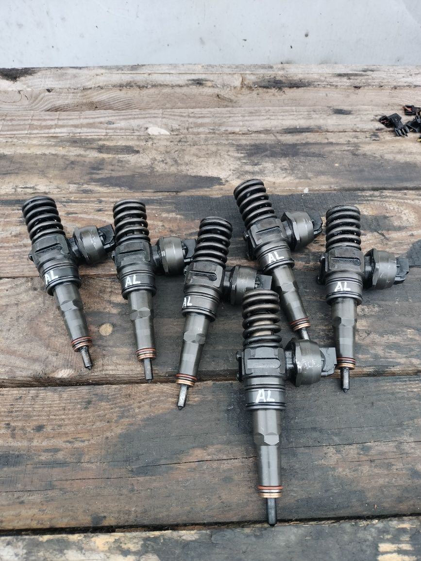 Насос форсунка 1.9 2.0TDI Volkswagen Golf Passat 038130073AL