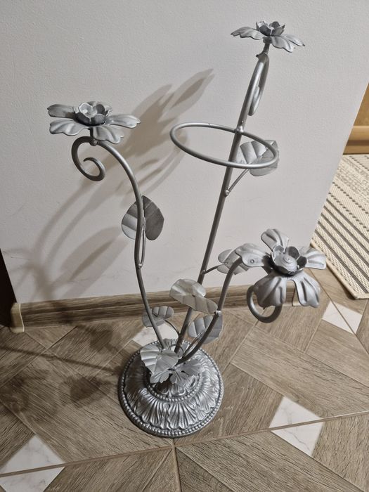 Металічна підставка може бути для квітів чи прикрасою. В домі