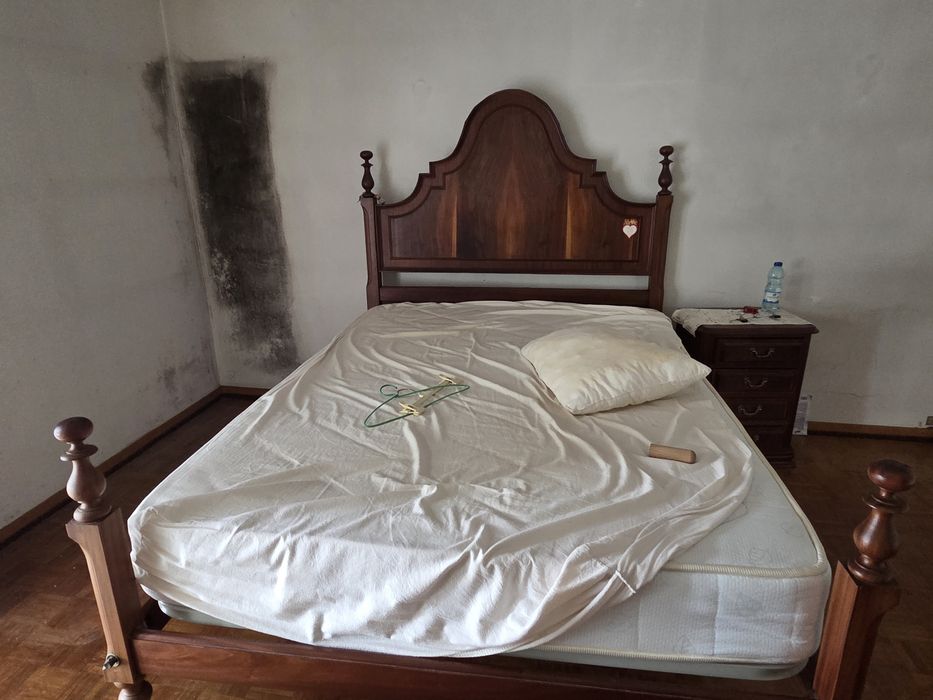 Dá-se cama, dois colchões, secretaria, consola de hall, comoda etc