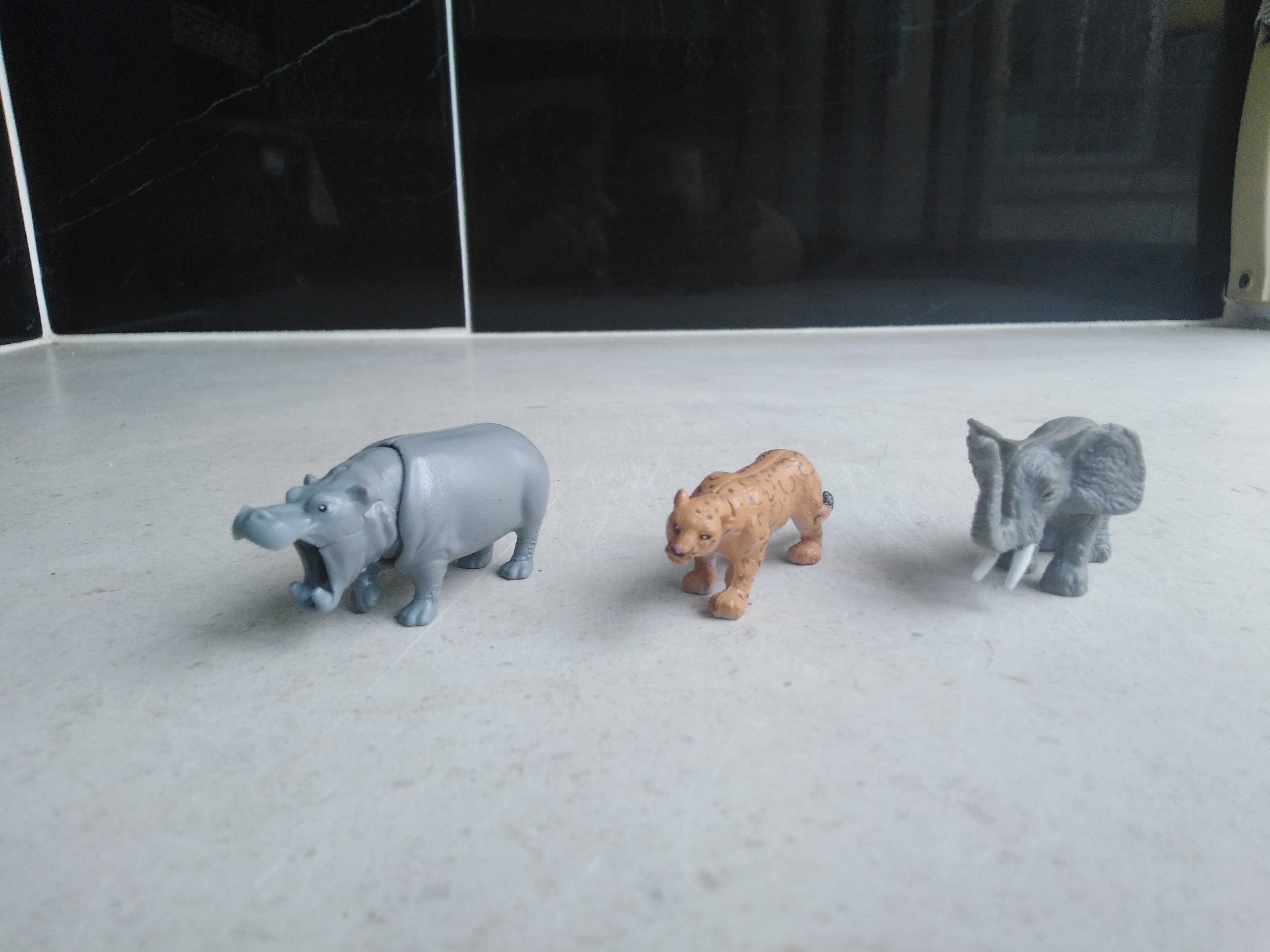 Conjunto de pequenos bonecos/figuras de animais de plástico.