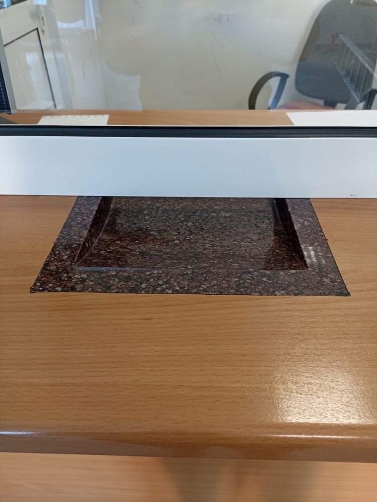Korytko na pieniądze i dokumenty kantor