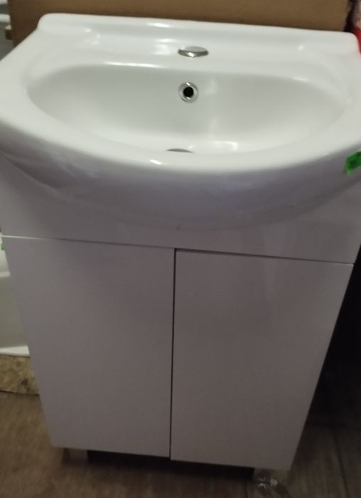 Umywalka łazienkowa z stojąca szafką