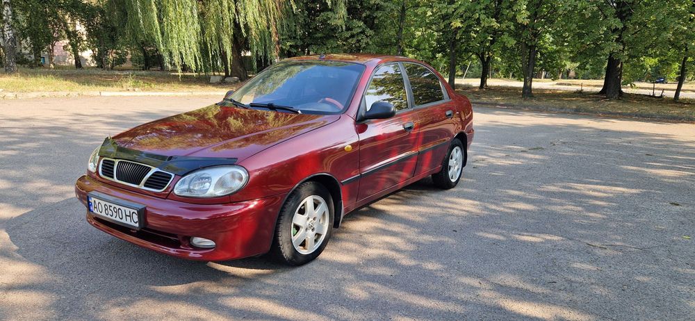 Деу Ланос 1.5 червоний