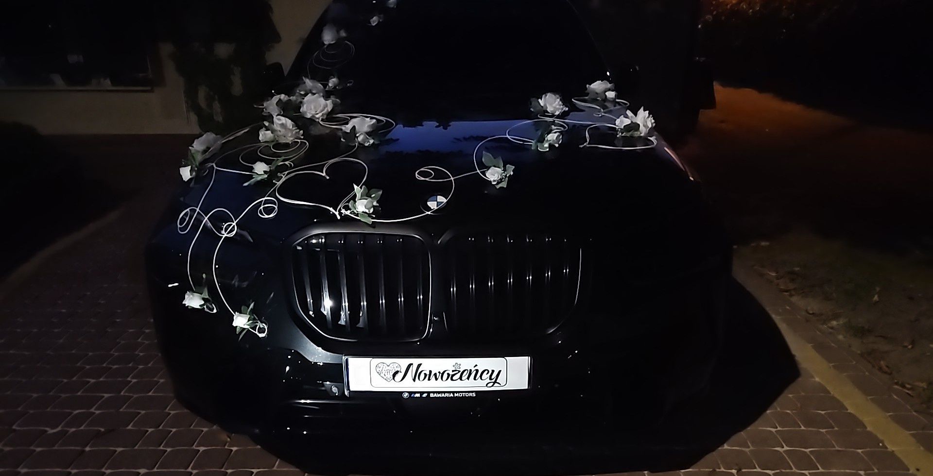 Dekoracja na auto do ślubu
