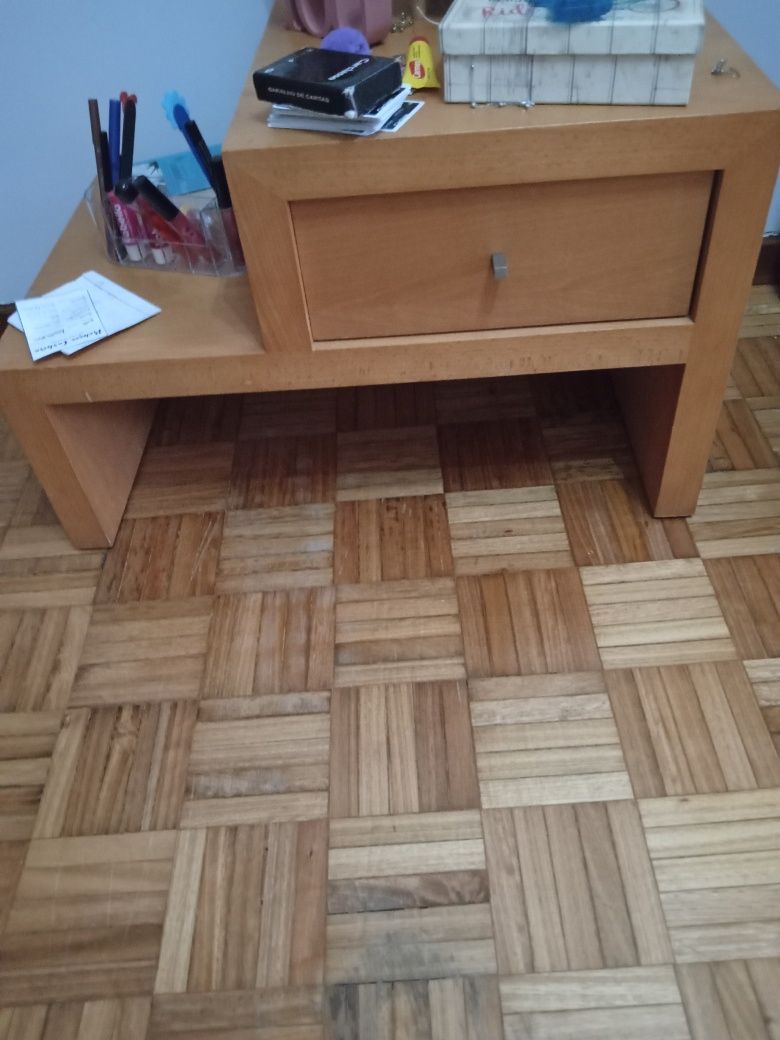 Cama de solteiro mesa de cabeceira