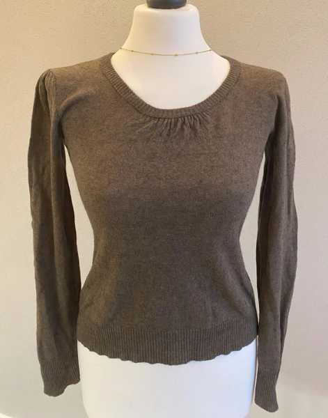 Czekoladowy sweter dopasowany bawełna z wełną jesień szafa kapsułowa