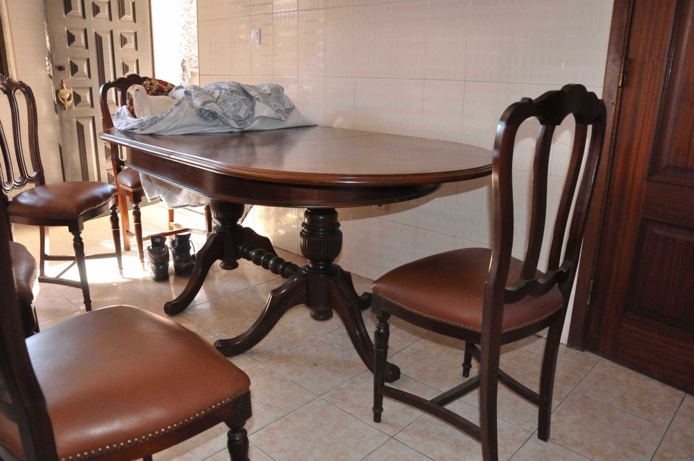 Mesa de jantar em madeira com extensão central