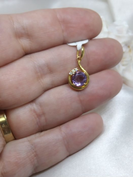 Złoty wisiorek z fioletowym oczkiem złoto 333