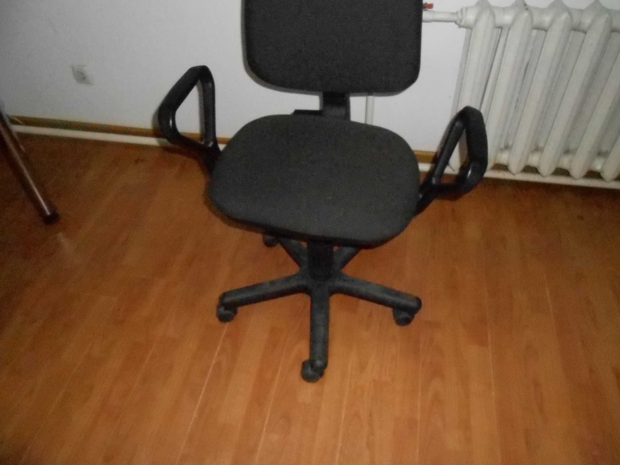 Кресло офисное, мягкое.