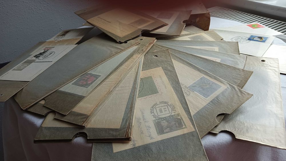 Stary klaser z pocztówkami + koperty+ znaczki . ZFP. Ruch Warszawa