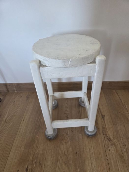Biały drewniany taboret stolik PRL loft