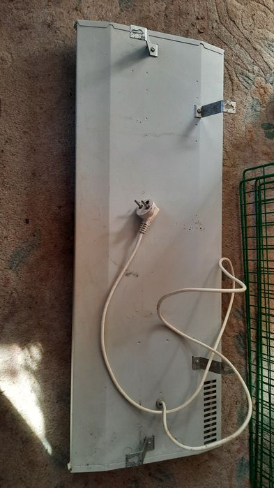 Grzejnik elektryczny  na sciane 700W  regolowany termostat