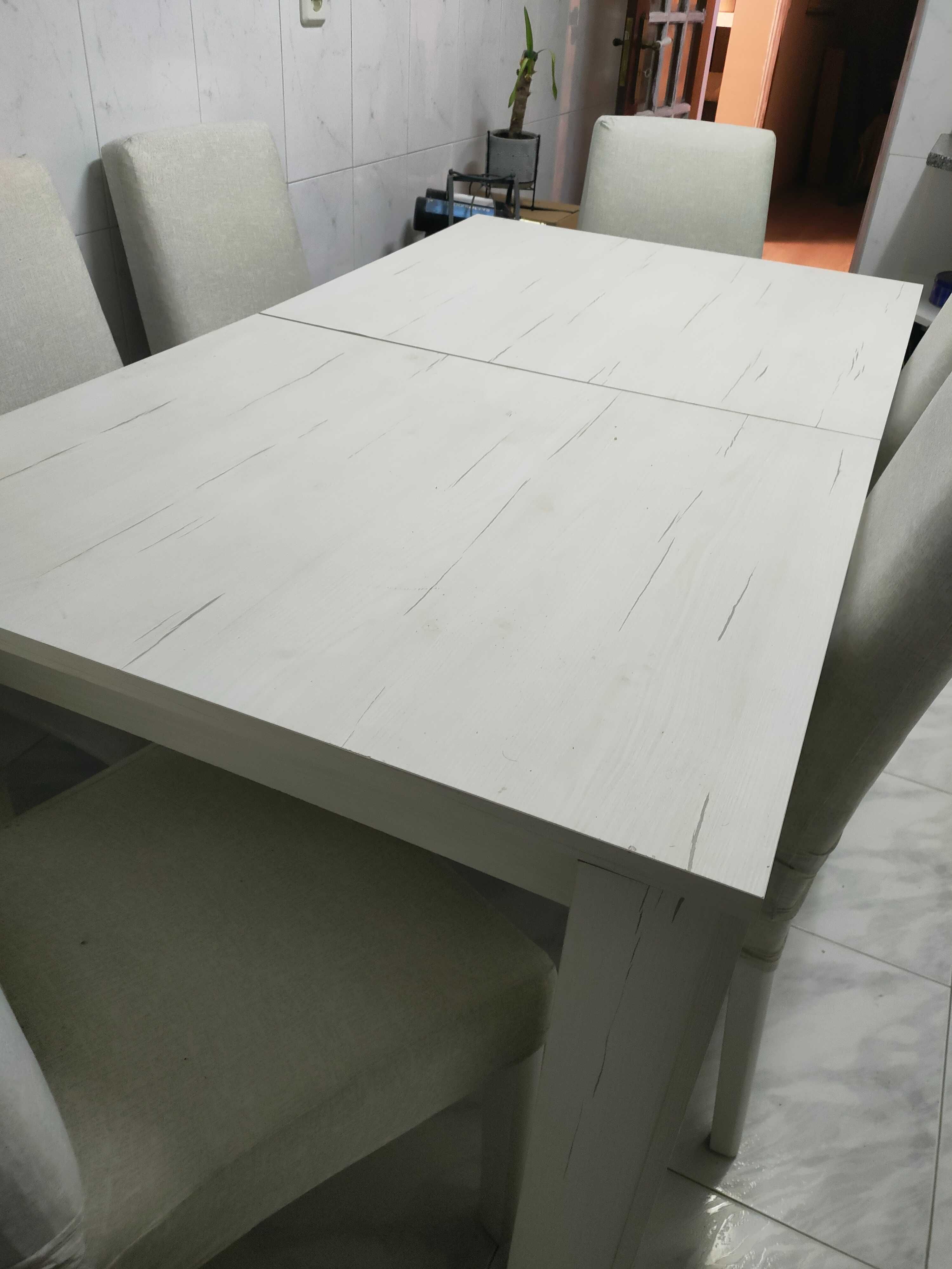 Mesa de sala extensível com 6 cadeiras em boas condições