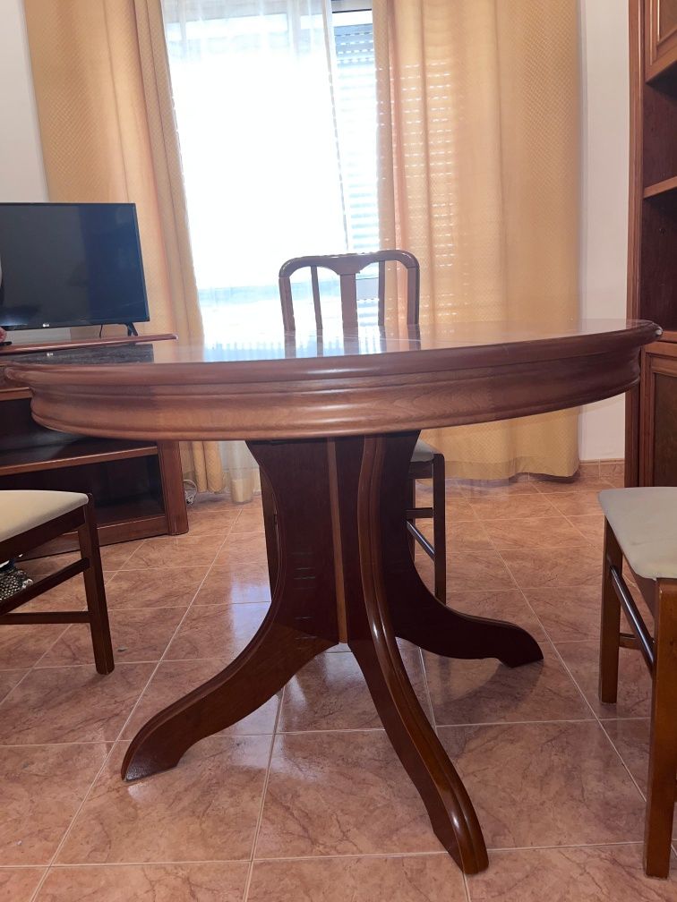 Mesa de Sala de Jantar em madeira com cadeiras