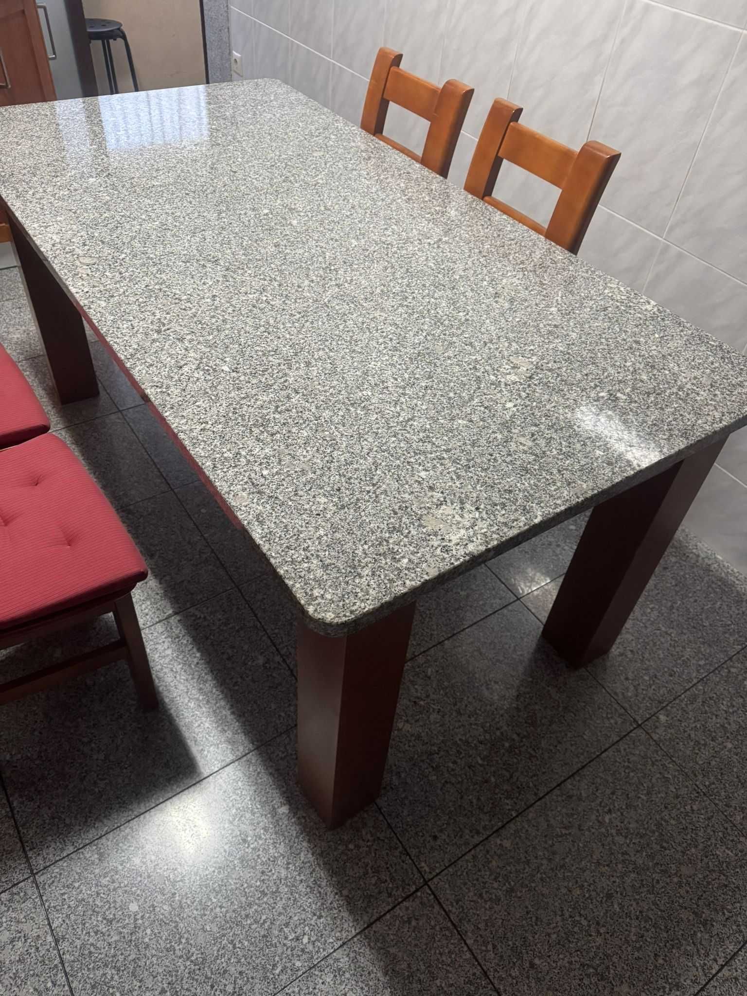 Mesa de Jantar c/ 5 cadeiras, bom estado