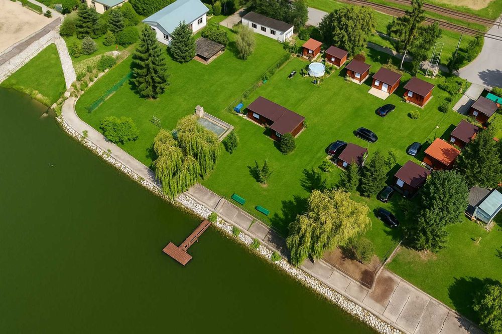 Ośrodek nad jeziorem z własną linią brzegową