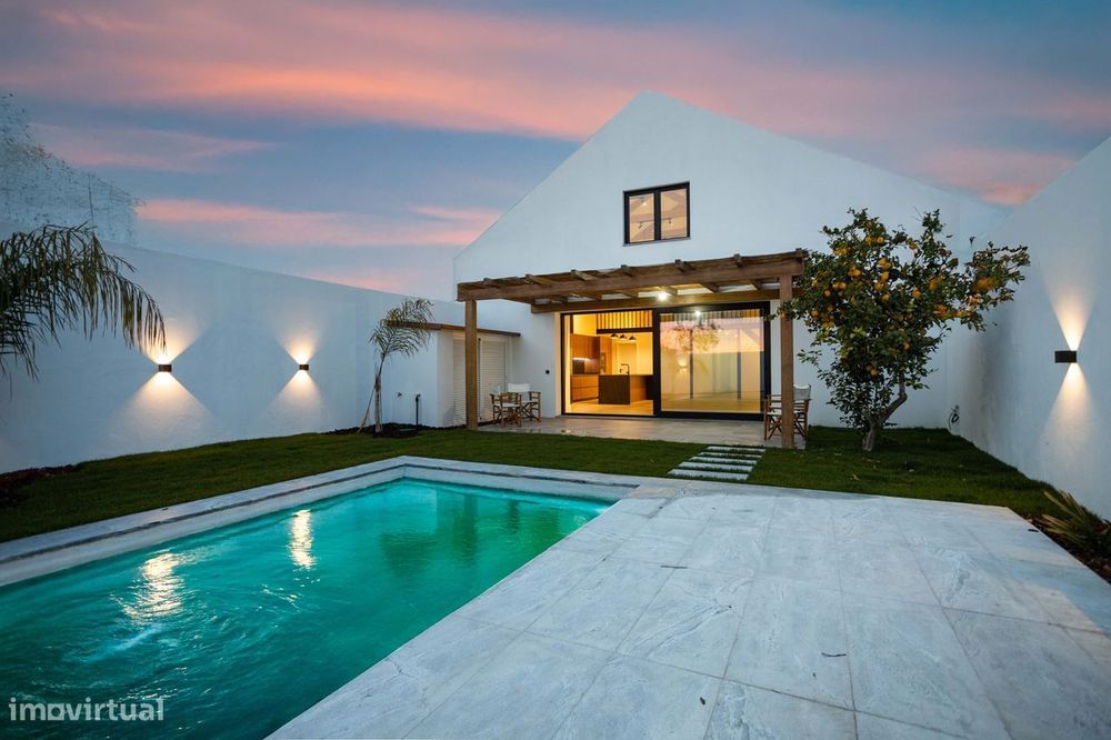 Armazém Convertido num  Loft charmoso com Jardim e Piscina em Sarilhos