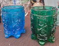 Dois copos muito antigos de cores diferentes