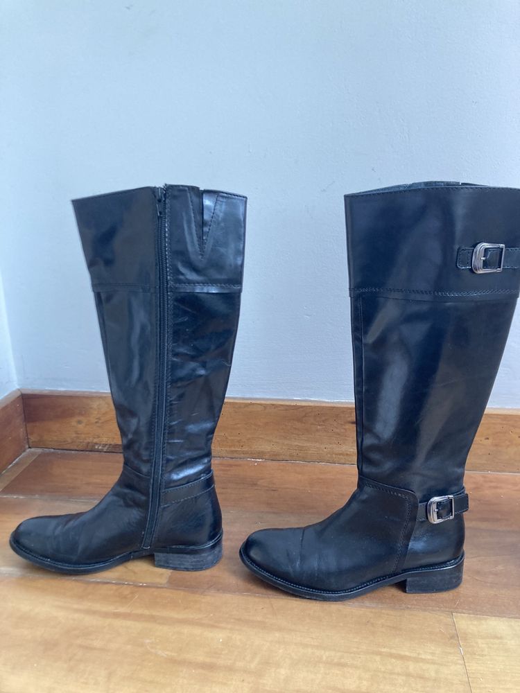 Botas em pele, pretas, marca foreva, cano alto, no 36, pouco uso