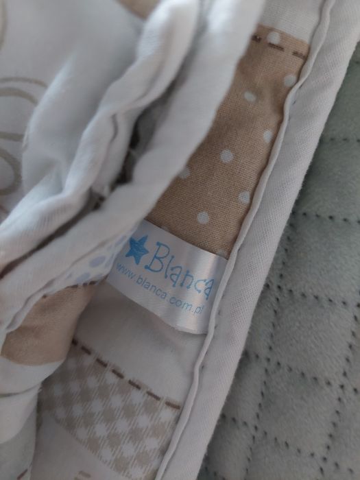 Ochraniacz do łóżeczka i dwa zestawy pościeli