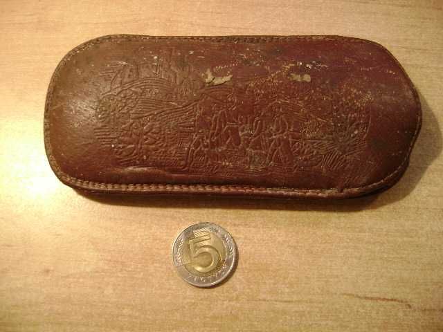 Starocie z PRL - Etui skórzane na okulary z wytłoczonym obrazkiem