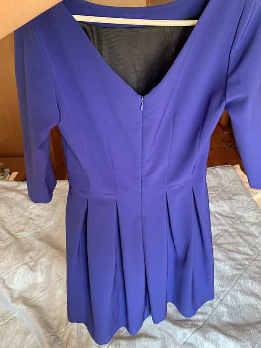 Сукня кольору електро