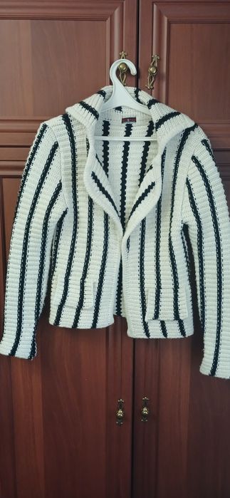 Теплий в'язаний жакет для дівчинки-підлітка