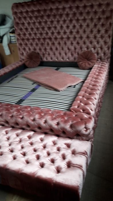 Piękne ogromne łoże sypialniane z materacem