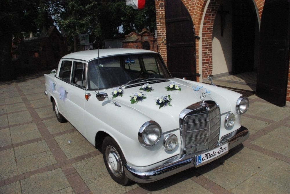 Klasyczna limuzyna samochód do ślubu styl elegancja zabytkowy Mercedes