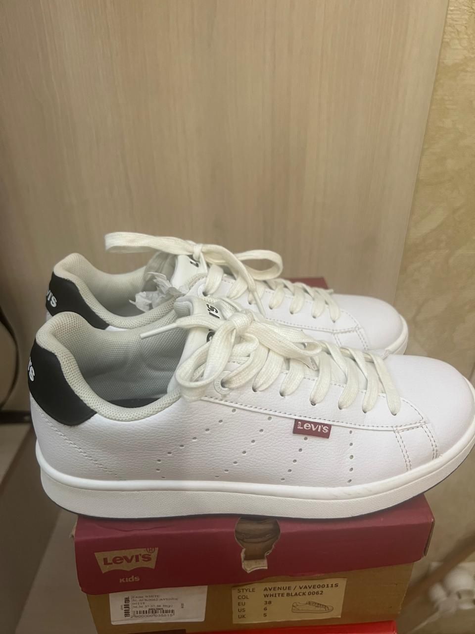 NIKE и LEVI'S. Кроссовки р-р 40 и 38