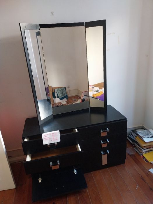 Pequeno móvel com espelho e gavetas
