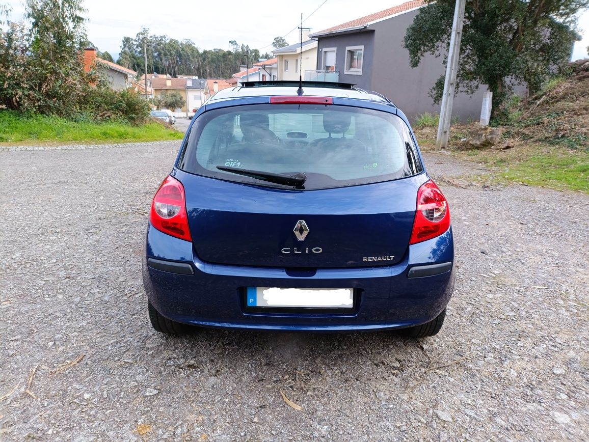 Renault Clio com tecto de abrir