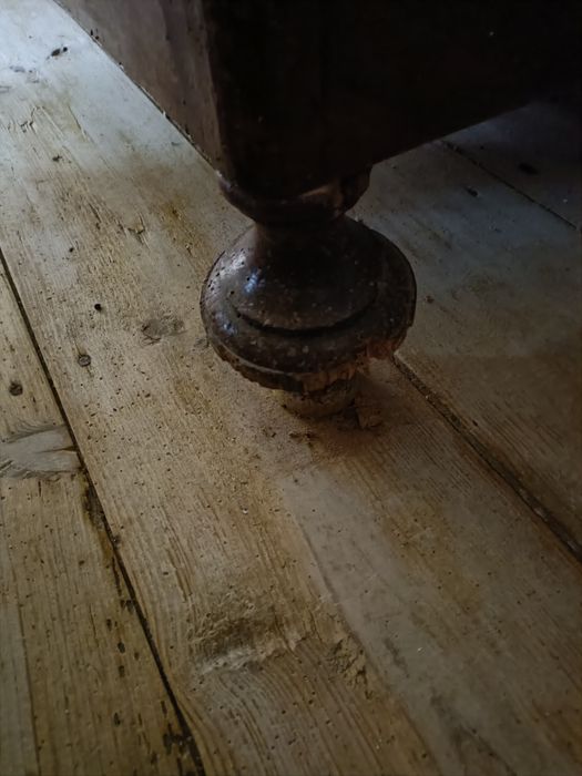 Cómoda muito antiga, toda original, para restaurar.