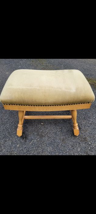 Piękny stary podnóżek, pufa, stołek masywny