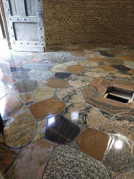 kamień polny cięty płomieniowany duże formaty grubość 2 cm.