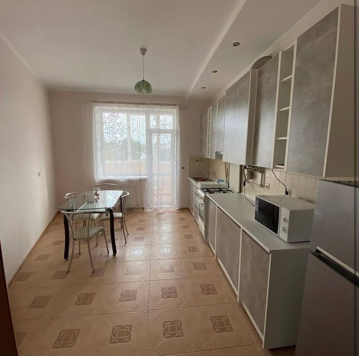 Продаж 3 км квартири поруч з стометрівкою