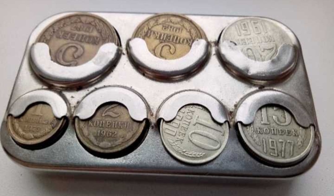 Ретро монетница с набором монет разных годов СССР
