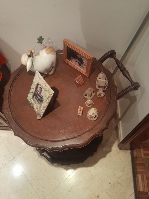 Mesinha auxiliar em mogno.