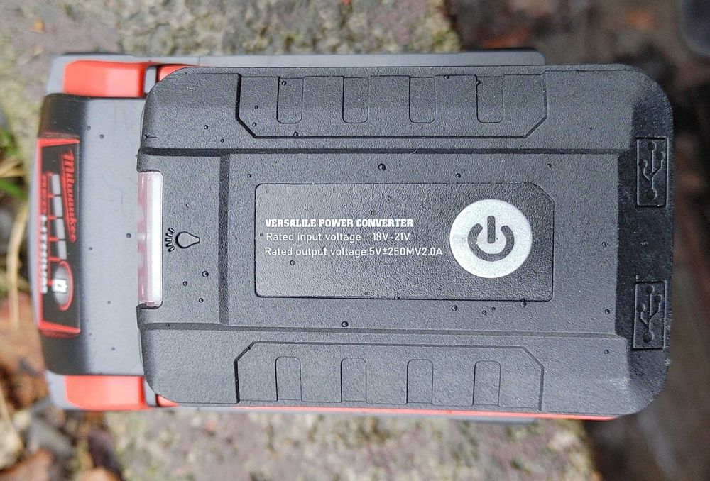 Adapter na baterie Milwaukee z ładowarką i lampą led.  Powebank