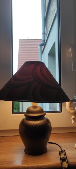 Elegancka lampka nocna w kolorach złotego brązu